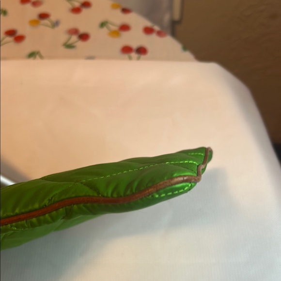 Tory Burch Green Quilted Crossbody Bag with Adjustable Strap - Picture 5 of 15